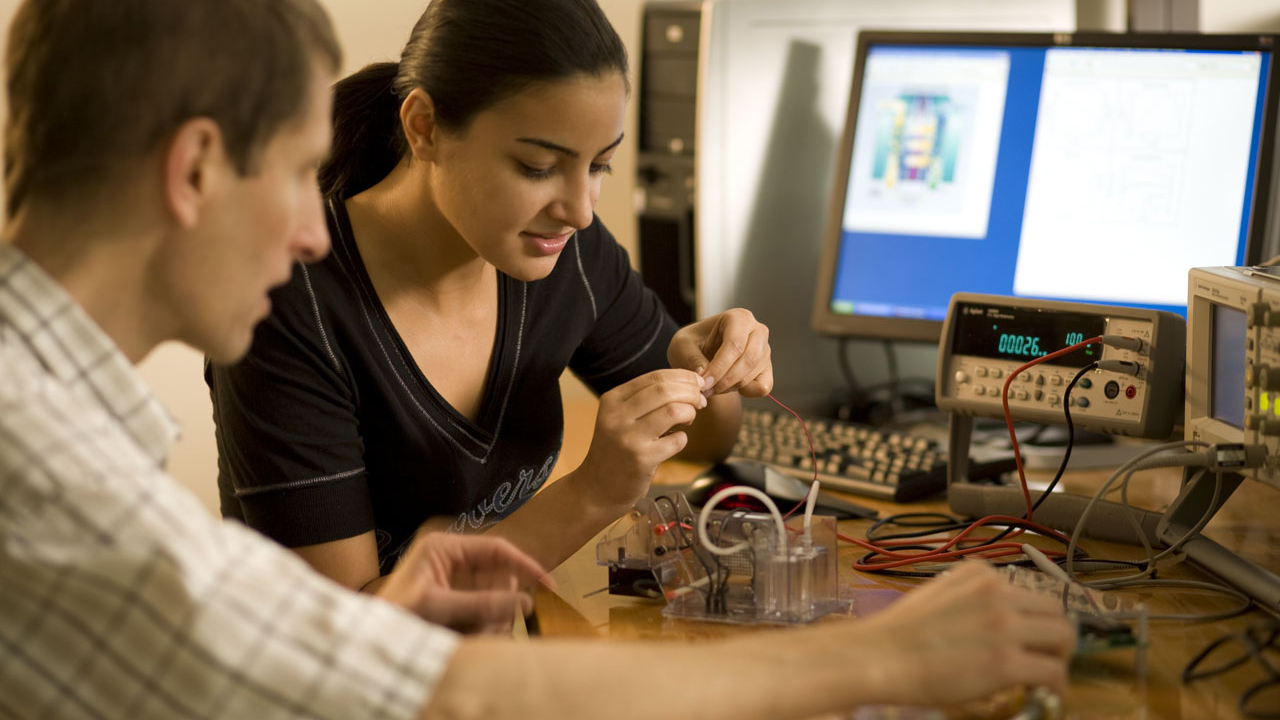 Electrical Engineering student with professor