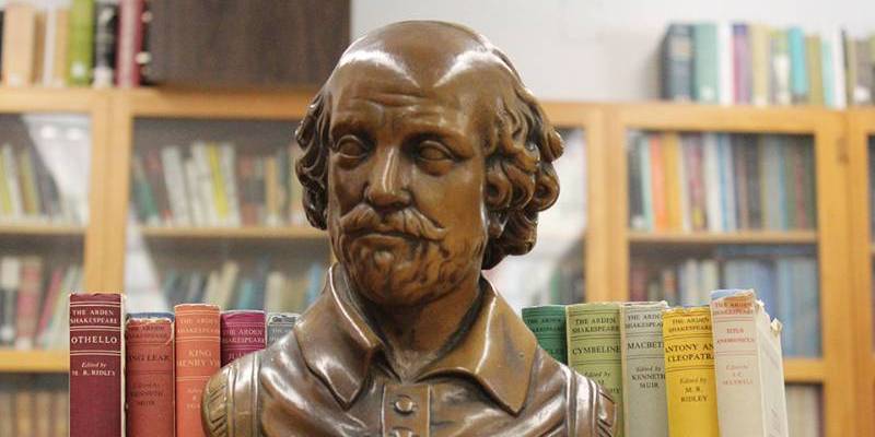 bust shakespeare in front of shelf of books