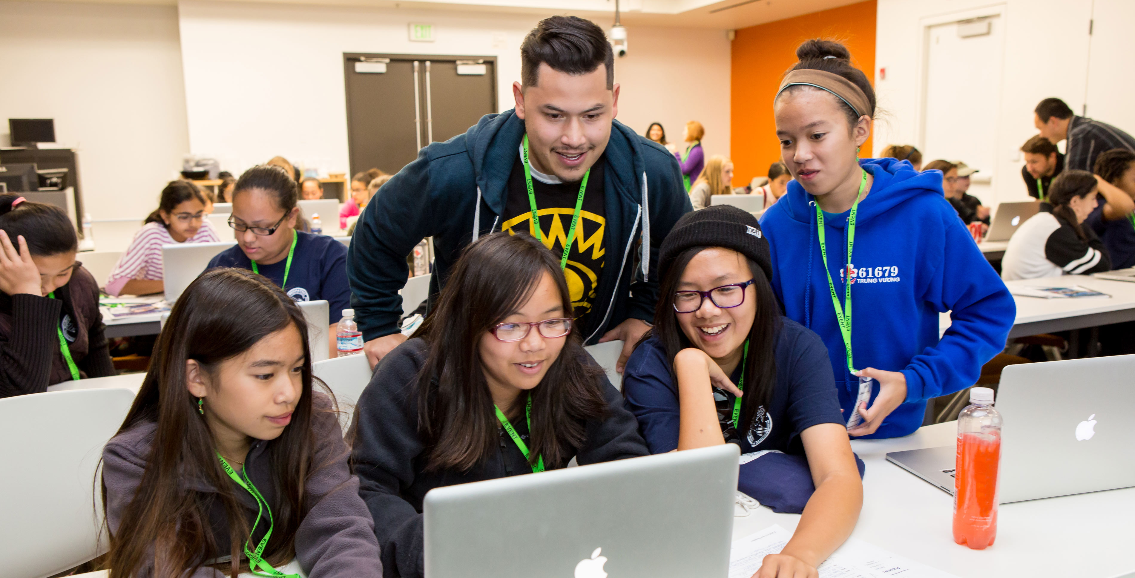 SJSU student leader at the Cyber Girls Facebook event.